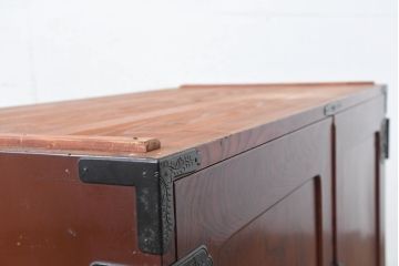 和製アンティーク　美品!!　前面欅(ケヤキ)材　漆塗り　重厚な手打ち金具と美しい杢目が魅力的な作りの良いローボード(テレビ台、テレビボード、和タンス、収納たんす、引き出し、ローチェスト、観音箪笥)(R-083381)