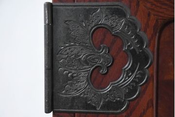和製アンティーク　美品!!　前面欅(ケヤキ)材　漆塗り　重厚な手打ち金具と美しい杢目が魅力的な作りの良いローボード(テレビ台、テレビボード、和タンス、収納たんす、引き出し、ローチェスト、観音箪笥)(R-083381)