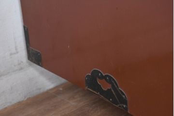和製アンティーク　美品!!　前面欅(ケヤキ)材　漆塗り　重厚な手打ち金具と美しい杢目が魅力的な作りの良いローボード(テレビ台、テレビボード、和タンス、収納たんす、引き出し、ローチェスト、観音箪笥)(R-083381)