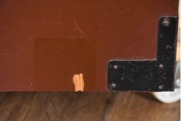 和製アンティーク　美品!!　前面欅(ケヤキ)材　漆塗り　重厚な手打ち金具と美しい杢目が魅力的な作りの良いローボード(テレビ台、テレビボード、和タンス、収納たんす、引き出し、ローチェスト、観音箪笥)(R-083381)