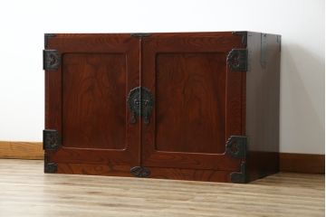 和製アンティーク 美品!! 前面欅(ケヤキ)材 漆塗り 重厚な手打ち金具と美しい杢目が魅力的な作りの良いローボード(テレビ台、テレビボード、和タンス、収納たんす、引き出し、ローチェスト、観音箪笥)(R-083381)