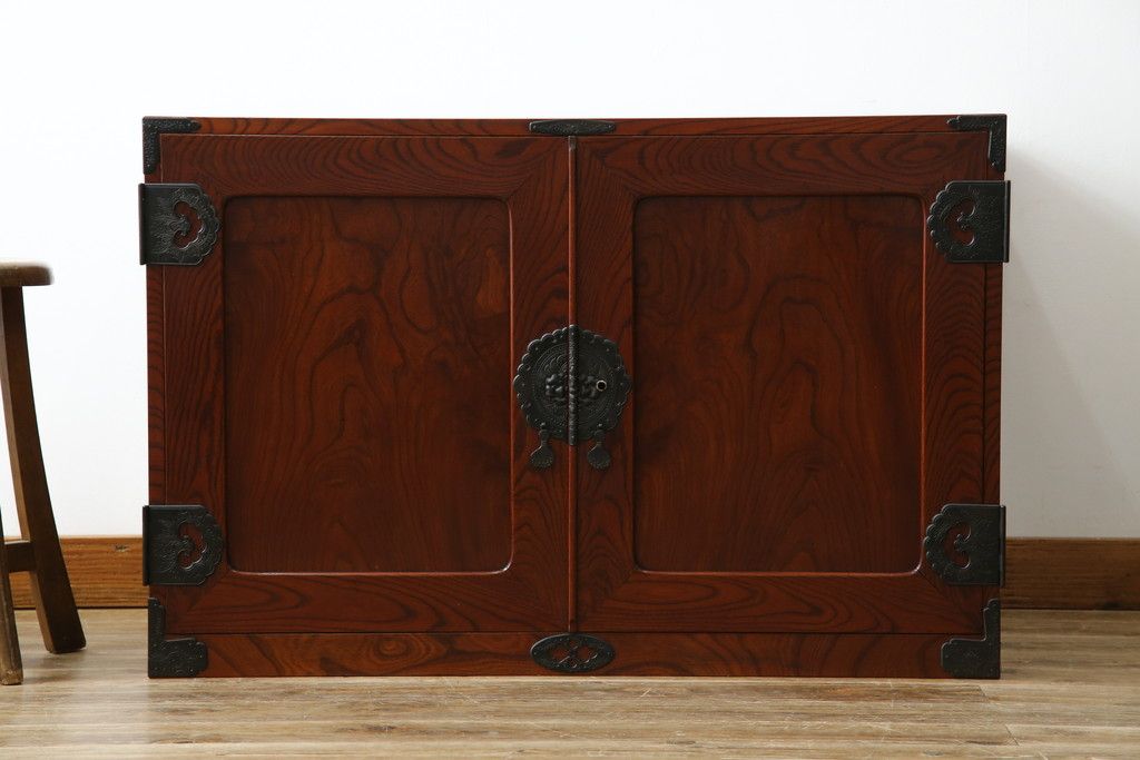 和製アンティーク 美品!! 前面欅(ケヤキ)材 漆塗り 重厚な手打ち金具と美しい杢目が魅力的な作りの良いローボード(テレビ台、テレビボード、和タンス、収納たんす、引き出し、ローチェスト、観音箪笥)(R-083381)
