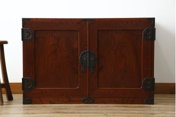 和製アンティーク 美品!! 前面欅(ケヤキ)材 漆塗り 重厚な手打ち金具と美しい杢目が魅力的な作りの良いローボード(テレビ台、テレビボード、和タンス、収納たんす、引き出し、ローチェスト、観音箪笥)(R-083381)