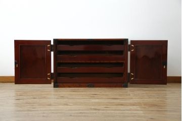 和製アンティーク 美品!! 前面欅(ケヤキ)材 漆塗り 重厚な手打ち金具と美しい杢目が魅力的な作りの良いローボード(テレビ台、テレビボード、和タンス、収納たんす、引き出し、ローチェスト、観音箪笥)(R-083381)