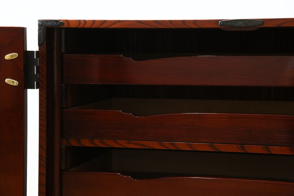 和製アンティーク 美品!! 前面欅(ケヤキ)材 漆塗り 重厚な手打ち金具と美しい杢目が魅力的な作りの良いローボード(テレビ台、テレビボード、和タンス、収納たんす、引き出し、ローチェスト、観音箪笥)(R-083381)