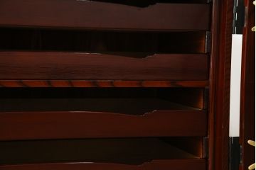 和製アンティーク 美品!! 前面欅(ケヤキ)材 漆塗り 重厚な手打ち金具と美しい杢目が魅力的な作りの良いローボード(テレビ台、テレビボード、和タンス、収納たんす、引き出し、ローチェスト、観音箪笥)(R-083381)