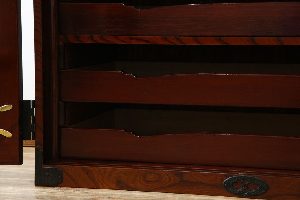 和製アンティーク 美品!! 前面欅(ケヤキ)材 漆塗り 重厚な手打ち金具と美しい杢目が魅力的な作りの良いローボード(テレビ台、テレビボード、和タンス、収納たんす、引き出し、ローチェスト、観音箪笥)(R-083381)