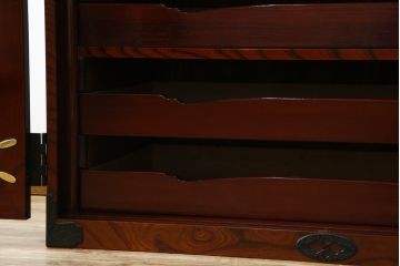 和製アンティーク 美品!! 前面欅(ケヤキ)材 漆塗り 重厚な手打ち金具と美しい杢目が魅力的な作りの良いローボード(テレビ台、テレビボード、和タンス、収納たんす、引き出し、ローチェスト、観音箪笥)(R-083381)