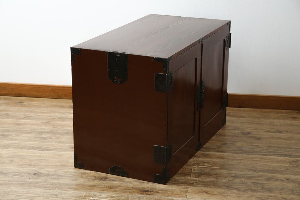 和製アンティーク 美品!! 前面欅(ケヤキ)材 漆塗り 重厚な手打ち金具と美しい杢目が魅力的な作りの良いローボード(テレビ台、テレビボード、和タンス、収納たんす、引き出し、ローチェスト、観音箪笥)(R-083381)