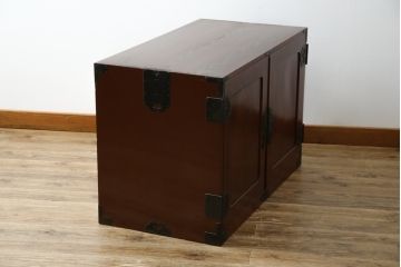 和製アンティーク 美品!! 前面欅(ケヤキ)材 漆塗り 重厚な手打ち金具と美しい杢目が魅力的な作りの良いローボード(テレビ台、テレビボード、和タンス、収納たんす、引き出し、ローチェスト、観音箪笥)(R-083381)