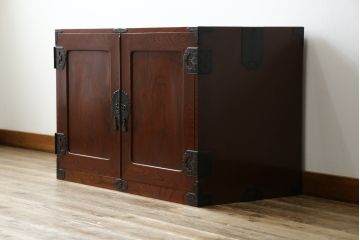 和製アンティーク 美品!! 前面欅(ケヤキ)材 漆塗り 重厚な手打ち金具と美しい杢目が魅力的な作りの良いローボード(テレビ台、テレビボード、和タンス、収納たんす、引き出し、ローチェスト、観音箪笥)(R-083381)