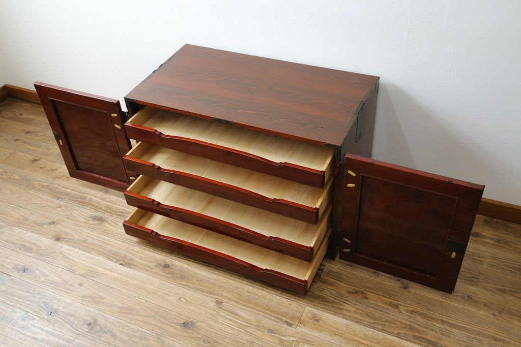 和製アンティーク 美品!! 前面欅(ケヤキ)材 漆塗り 重厚な手打ち金具と美しい杢目が魅力的な作りの良いローボード(テレビ台、テレビボード、和タンス、収納たんす、引き出し、ローチェスト、観音箪笥)(R-083381)