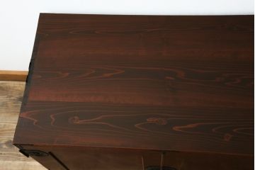 和製アンティーク 美品!! 前面欅(ケヤキ)材 漆塗り 重厚な手打ち金具と美しい杢目が魅力的な作りの良いローボード(テレビ台、テレビボード、和タンス、収納たんす、引き出し、ローチェスト、観音箪笥)(R-083381)