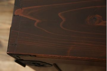 和製アンティーク 美品!! 前面欅(ケヤキ)材 漆塗り 重厚な手打ち金具と美しい杢目が魅力的な作りの良いローボード(テレビ台、テレビボード、和タンス、収納たんす、引き出し、ローチェスト、観音箪笥)(R-083381)