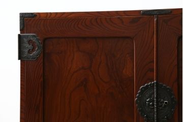 和製アンティーク 美品!! 前面欅(ケヤキ)材 漆塗り 重厚な手打ち金具と美しい杢目が魅力的な作りの良いローボード(テレビ台、テレビボード、和タンス、収納たんす、引き出し、ローチェスト、観音箪笥)(R-083381)