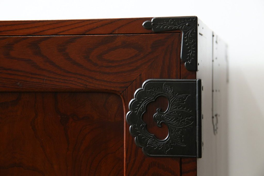 和製アンティーク 美品!! 前面欅(ケヤキ)材 漆塗り 重厚な手打ち金具と美しい杢目が魅力的な作りの良いローボード(テレビ台、テレビボード、和タンス、収納たんす、引き出し、ローチェスト、観音箪笥)(R-083381)