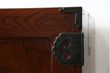 和製アンティーク 美品!! 前面欅(ケヤキ)材 漆塗り 重厚な手打ち金具と美しい杢目が魅力的な作りの良いローボード(テレビ台、テレビボード、和タンス、収納たんす、引き出し、ローチェスト、観音箪笥)(R-083381)