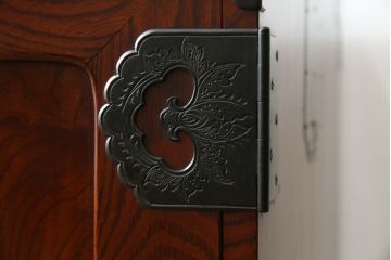 和製アンティーク 美品!! 前面欅(ケヤキ)材 漆塗り 重厚な手打ち金具と美しい杢目が魅力的な作りの良いローボード(テレビ台、テレビボード、和タンス、収納たんす、引き出し、ローチェスト、観音箪笥)(R-083381)