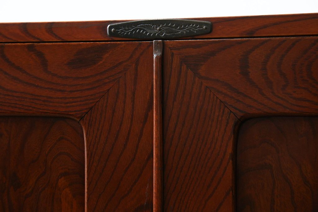 和製アンティーク 美品!! 前面欅(ケヤキ)材 漆塗り 重厚な手打ち金具と美しい杢目が魅力的な作りの良いローボード(テレビ台、テレビボード、和タンス、収納たんす、引き出し、ローチェスト、観音箪笥)(R-083381)