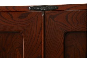 和製アンティーク 美品!! 前面欅(ケヤキ)材 漆塗り 重厚な手打ち金具と美しい杢目が魅力的な作りの良いローボード(テレビ台、テレビボード、和タンス、収納たんす、引き出し、ローチェスト、観音箪笥)(R-083381)