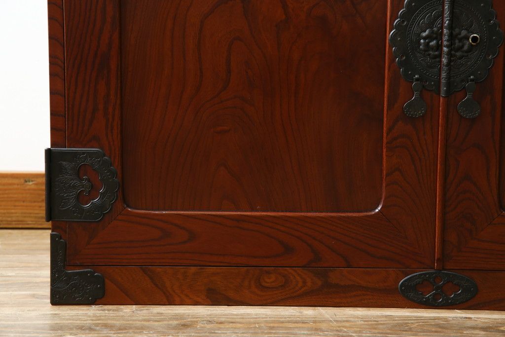 和製アンティーク 美品!! 前面欅(ケヤキ)材 漆塗り 重厚な手打ち金具と美しい杢目が魅力的な作りの良いローボード(テレビ台、テレビボード、和タンス、収納たんす、引き出し、ローチェスト、観音箪笥)(R-083381)