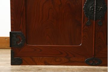 和製アンティーク 美品!! 前面欅(ケヤキ)材 漆塗り 重厚な手打ち金具と美しい杢目が魅力的な作りの良いローボード(テレビ台、テレビボード、和タンス、収納たんす、引き出し、ローチェスト、観音箪笥)(R-083381)