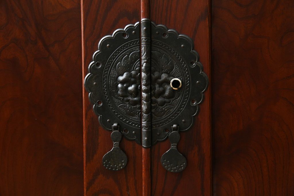 和製アンティーク 美品!! 前面欅(ケヤキ)材 漆塗り 重厚な手打ち金具と美しい杢目が魅力的な作りの良いローボード(テレビ台、テレビボード、和タンス、収納たんす、引き出し、ローチェスト、観音箪笥)(R-083381)