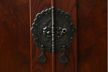和製アンティーク 美品!! 前面欅(ケヤキ)材 漆塗り 重厚な手打ち金具と美しい杢目が魅力的な作りの良いローボード(テレビ台、テレビボード、和タンス、収納たんす、引き出し、ローチェスト、観音箪笥)(R-083381)