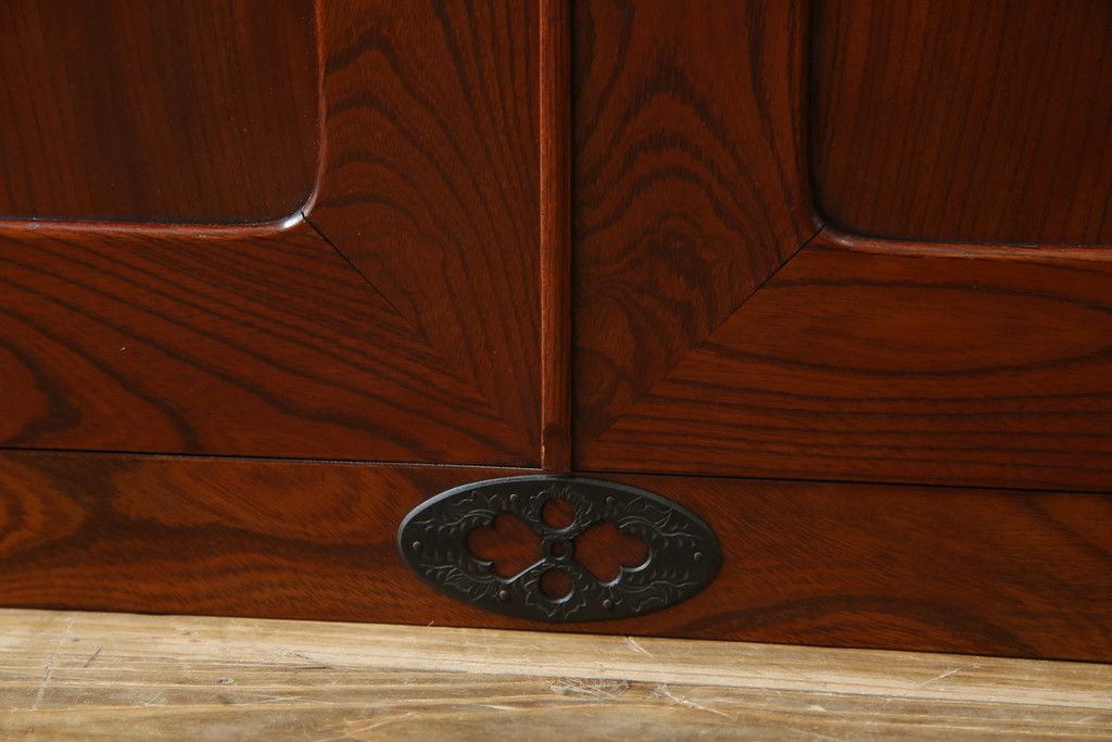 和製アンティーク 美品!! 前面欅(ケヤキ)材 漆塗り 重厚な手打ち金具と美しい杢目が魅力的な作りの良いローボード(テレビ台、テレビボード、和タンス、収納たんす、引き出し、ローチェスト、観音箪笥)(R-083381)