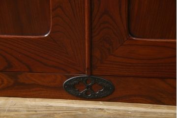 和製アンティーク 美品!! 前面欅(ケヤキ)材 漆塗り 重厚な手打ち金具と美しい杢目が魅力的な作りの良いローボード(テレビ台、テレビボード、和タンス、収納たんす、引き出し、ローチェスト、観音箪笥)(R-083381)