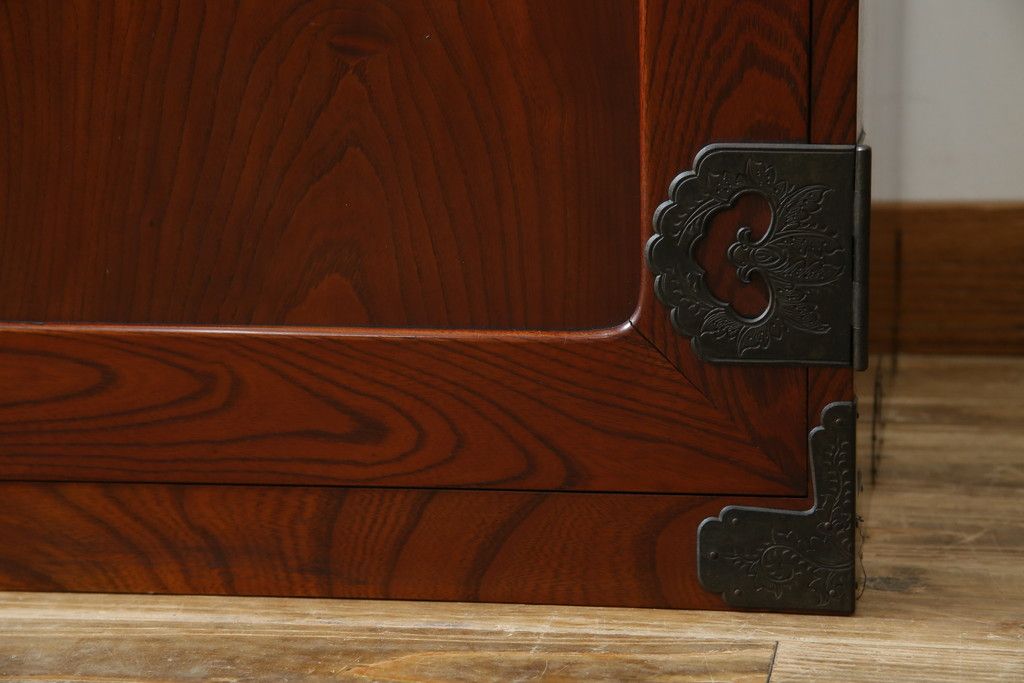 和製アンティーク 美品!! 前面欅(ケヤキ)材 漆塗り 重厚な手打ち金具と美しい杢目が魅力的な作りの良いローボード(テレビ台、テレビボード、和タンス、収納たんす、引き出し、ローチェスト、観音箪笥)(R-083381)