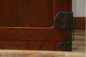 和製アンティーク 美品!! 前面欅(ケヤキ)材 漆塗り 重厚な手打ち金具と美しい杢目が魅力的な作りの良いローボード(テレビ台、テレビボード、和タンス、収納たんす、引き出し、ローチェスト、観音箪笥)(R-083381)