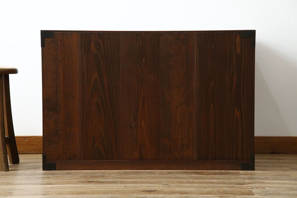 和製アンティーク 美品!! 前面欅(ケヤキ)材 漆塗り 重厚な手打ち金具と美しい杢目が魅力的な作りの良いローボード(テレビ台、テレビボード、和タンス、収納たんす、引き出し、ローチェスト、観音箪笥)(R-083381)