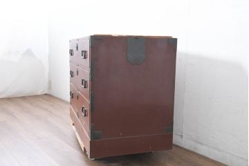 和製アンティーク　美品!!　前面欅(ケヤキ)材　漆塗り　重厚な手打ち金具と美しい杢目が魅力的な作りの良いローボード(テレビ台、テレビボード、和タンス、収納たんす、引き出し、ローチェスト、衣装箪笥)(R-083382)