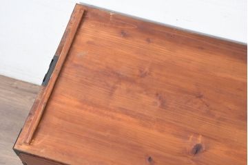 和製アンティーク　美品!!　前面欅(ケヤキ)材　漆塗り　重厚な手打ち金具と美しい杢目が魅力的な作りの良いローボード(テレビ台、テレビボード、和タンス、収納たんす、引き出し、ローチェスト、衣装箪笥)(R-083382)