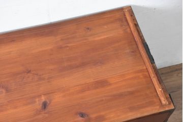 和製アンティーク　美品!!　前面欅(ケヤキ)材　漆塗り　重厚な手打ち金具と美しい杢目が魅力的な作りの良いローボード(テレビ台、テレビボード、和タンス、収納たんす、引き出し、ローチェスト、衣装箪笥)(R-083382)