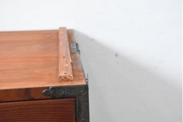 和製アンティーク　美品!!　前面欅(ケヤキ)材　漆塗り　重厚な手打ち金具と美しい杢目が魅力的な作りの良いローボード(テレビ台、テレビボード、和タンス、収納たんす、引き出し、ローチェスト、衣装箪笥)(R-083382)