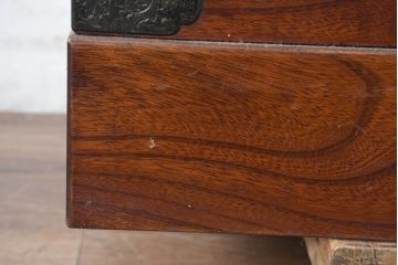 和製アンティーク　美品!!　前面欅(ケヤキ)材　漆塗り　重厚な手打ち金具と美しい杢目が魅力的な作りの良いローボード(テレビ台、テレビボード、和タンス、収納たんす、引き出し、ローチェスト、衣装箪笥)(R-083382)