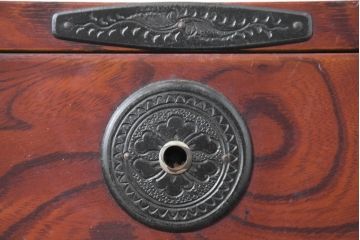 和製アンティーク　美品!!　前面欅(ケヤキ)材　漆塗り　重厚な手打ち金具と美しい杢目が魅力的な作りの良いローボード(テレビ台、テレビボード、和タンス、収納たんす、引き出し、ローチェスト、衣装箪笥)(R-083382)