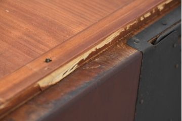 和製アンティーク　美品!!　前面欅(ケヤキ)材　漆塗り　重厚な手打ち金具と美しい杢目が魅力的な作りの良いローボード(テレビ台、テレビボード、和タンス、収納たんす、引き出し、ローチェスト、衣装箪笥)(R-083382)