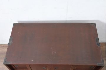 和製アンティーク　美品!!　前面欅(ケヤキ)材　漆塗り　重厚な手打ち金具と美しい杢目が魅力的な作りの良い三段重ね和箪笥(衣装箪笥、和タンス、収納たんす、引き出し、重ねタンス、バラ売り可能)(R-083383)
