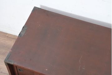 和製アンティーク　美品!!　前面欅(ケヤキ)材　漆塗り　重厚な手打ち金具と美しい杢目が魅力的な作りの良い三段重ね和箪笥(衣装箪笥、和タンス、収納たんす、引き出し、重ねタンス、バラ売り可能)(R-083383)