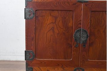 和製アンティーク　美品!!　前面欅(ケヤキ)材　漆塗り　重厚な手打ち金具と美しい杢目が魅力的な作りの良い三段重ね和箪笥(衣装箪笥、和タンス、収納たんす、引き出し、重ねタンス、バラ売り可能)(R-083383)