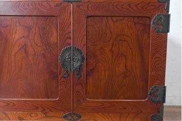 和製アンティーク　美品!!　前面欅(ケヤキ)材　漆塗り　重厚な手打ち金具と美しい杢目が魅力的な作りの良い三段重ね和箪笥(衣装箪笥、和タンス、収納たんす、引き出し、重ねタンス、バラ売り可能)(R-083383)