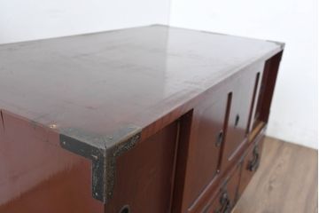和製アンティーク　美品!!　前面欅(ケヤキ)材　漆塗り　重厚な手打ち金具と美しい杢目が魅力的な作りの良い三段重ね和箪笥(衣装箪笥、和タンス、収納たんす、引き出し、重ねタンス、バラ売り可能)(R-083383)