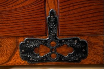 和製アンティーク　美品!!　前面欅(ケヤキ)材　漆塗り　重厚な手打ち金具と美しい杢目が魅力的な作りの良い三段重ね和箪笥(衣装箪笥、和タンス、収納たんす、引き出し、重ねタンス、バラ売り可能)(R-083383)