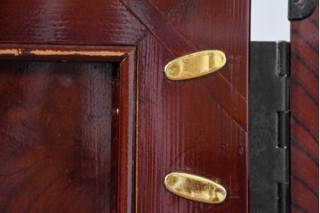 和製アンティーク　美品!!　前面欅(ケヤキ)材　漆塗り　重厚な手打ち金具と美しい杢目が魅力的な作りの良い三段重ね和箪笥(衣装箪笥、和タンス、収納たんす、引き出し、重ねタンス、バラ売り可能)(R-083383)