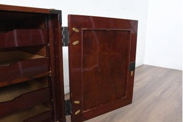 和製アンティーク　美品!!　前面欅(ケヤキ)材　漆塗り　重厚な手打ち金具と美しい杢目が魅力的な作りの良い三段重ね和箪笥(衣装箪笥、和タンス、収納たんす、引き出し、重ねタンス、バラ売り可能)(R-083383)
