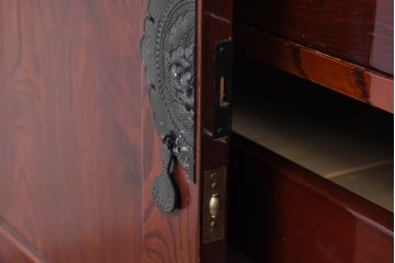 和製アンティーク　美品!!　前面欅(ケヤキ)材　漆塗り　重厚な手打ち金具と美しい杢目が魅力的な作りの良い三段重ね和箪笥(衣装箪笥、和タンス、収納たんす、引き出し、重ねタンス、バラ売り可能)(R-083383)