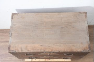 和製アンティーク　激レア　錠前金具　富士山の図　前面栃材　重厚な金具と味のある木目が魅力の時代箪笥ローチェスト(和たんす、衣装タンス、収納箪笥、整理箪笥、引き出し、ローボード、テレビ台、テレビボード)(R-083388)